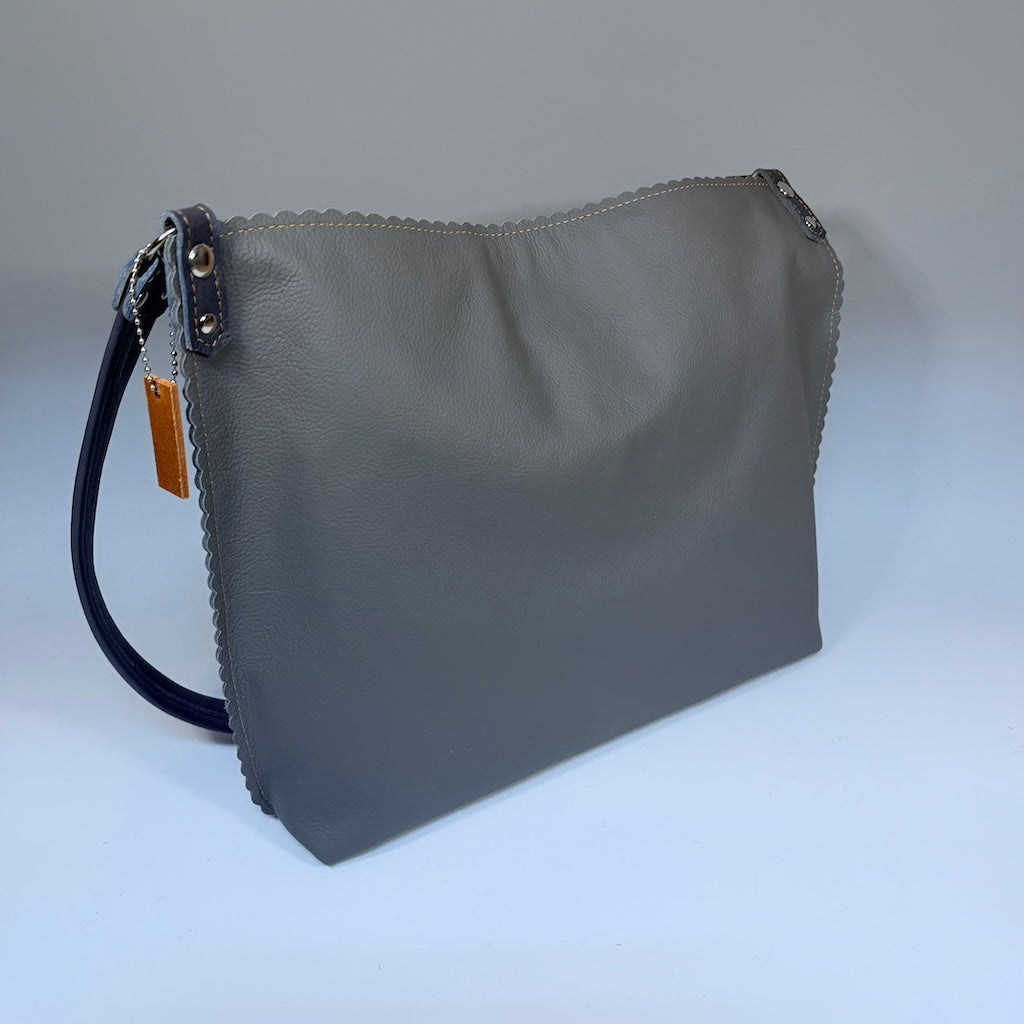 LARGE GREY LEATHER ZIP TOP HOBO BAG WITH SCALLOPED EDGES AND NAVY SHOULDER STRAP  II345