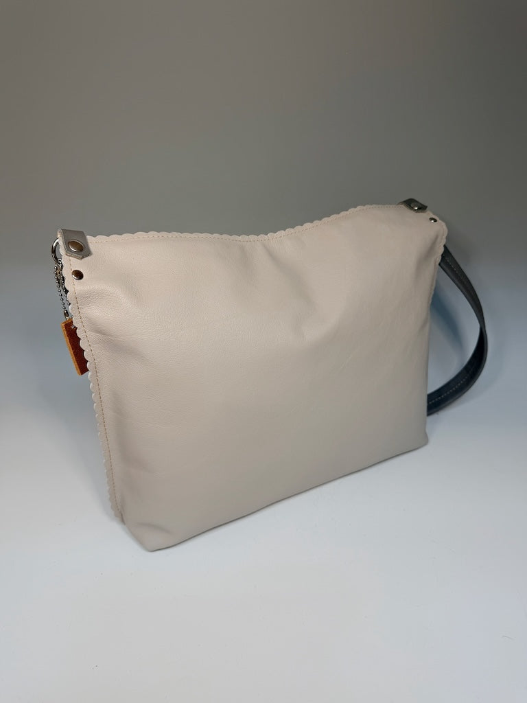 SAND LEATHER ZIP TOP HOBO BAG WITH SCALLOPED EDGES AND GREY SHOULDER STRAP II345S