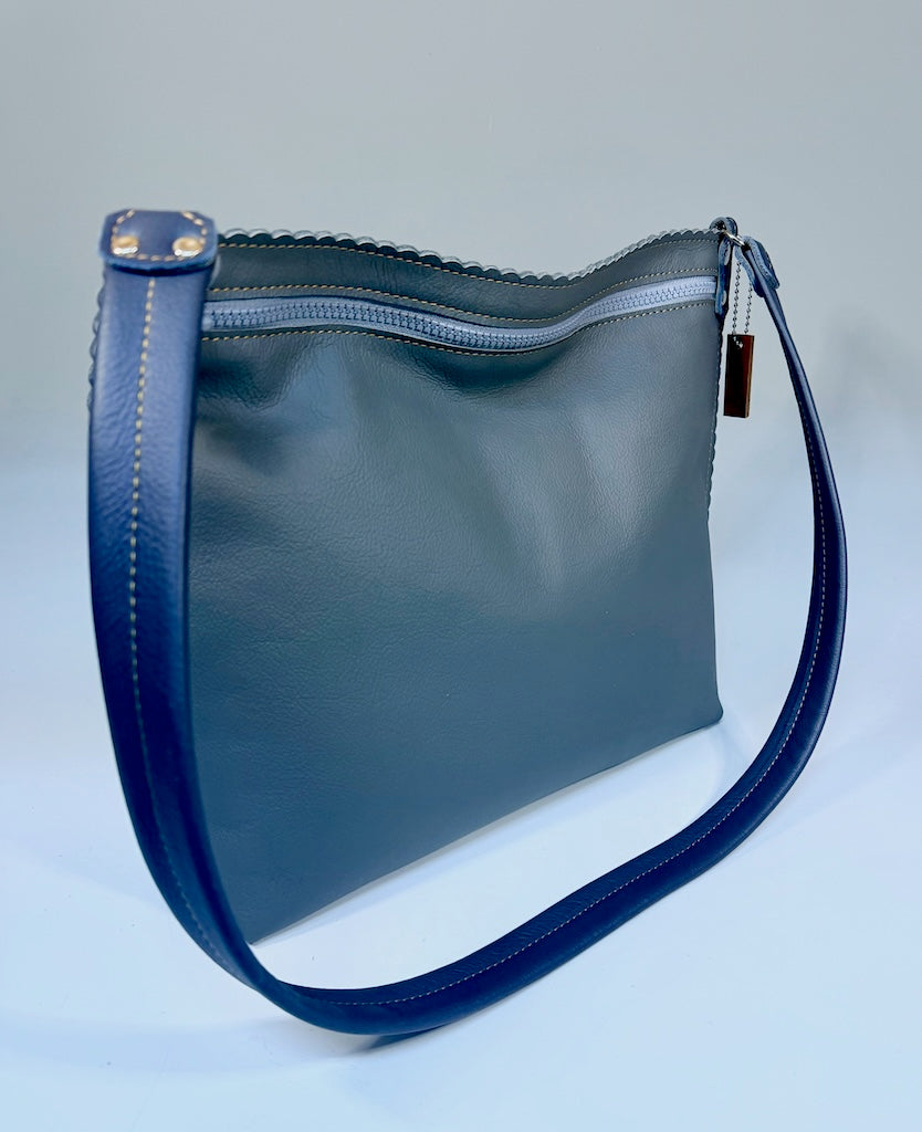 LARGE GREY LEATHER ZIP TOP HOBO BAG WITH SCALLOPED EDGES AND NAVY SHOULDER STRAP  II345