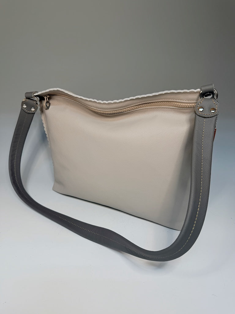SAND LEATHER ZIP TOP HOBO BAG WITH SCALLOPED EDGES AND GREY SHOULDER STRAP II345S