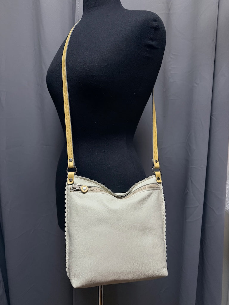 SMALL IVORY LEATHER BAG WITH HOBO ZIP TOP AND SCALLOPED EDGES - II350I