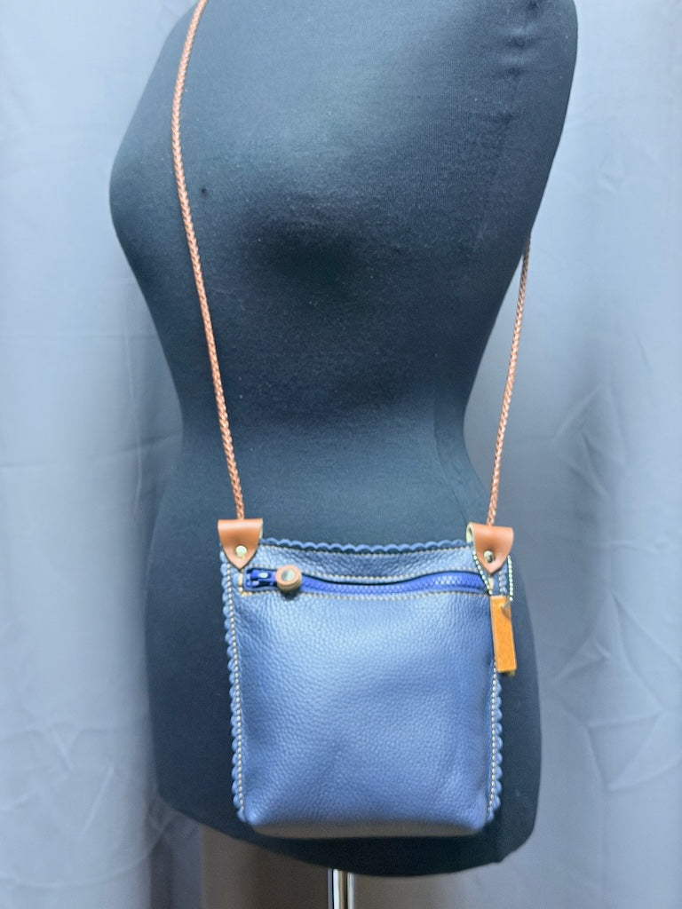 NAVY BLUE LEATHER PHONE POUCH WITH SCALLOPED EDGES AND ZIP TOP - II358B3