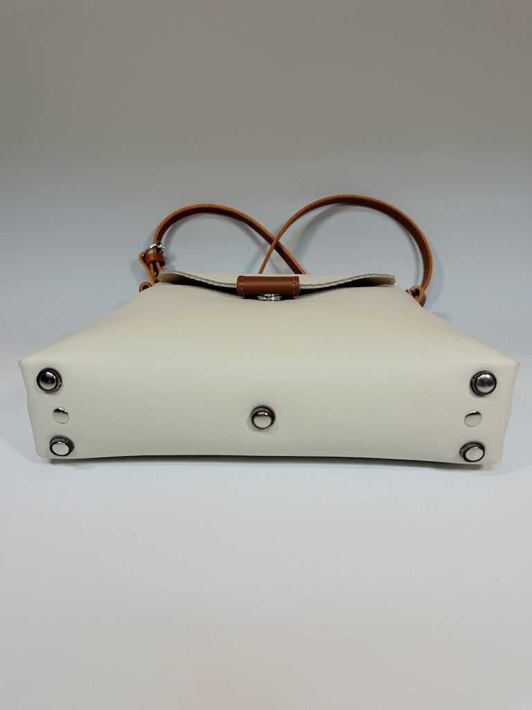 IVORY LEATHER FLAP TOP BAG WITH ADJUSTABLE CROSSBODY STRAP - II377
