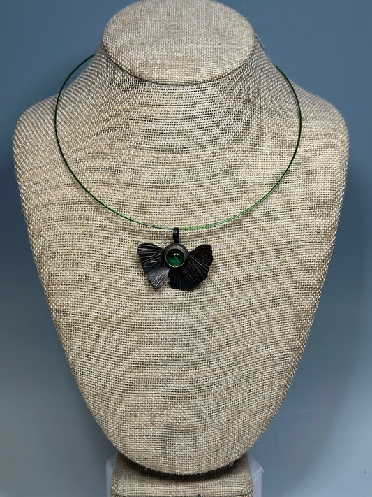 RESILIENCE CHOKER NECKLACE WITH COPPER GINGKO LEAF AND GREEN GLASS CABACHON JH43