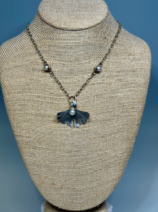 RESILIENCE CHOKER NECKLACE WITH COPPER GINGKO LEAF AND VINTAGE ROUND "PEARL" CABACHON JH48