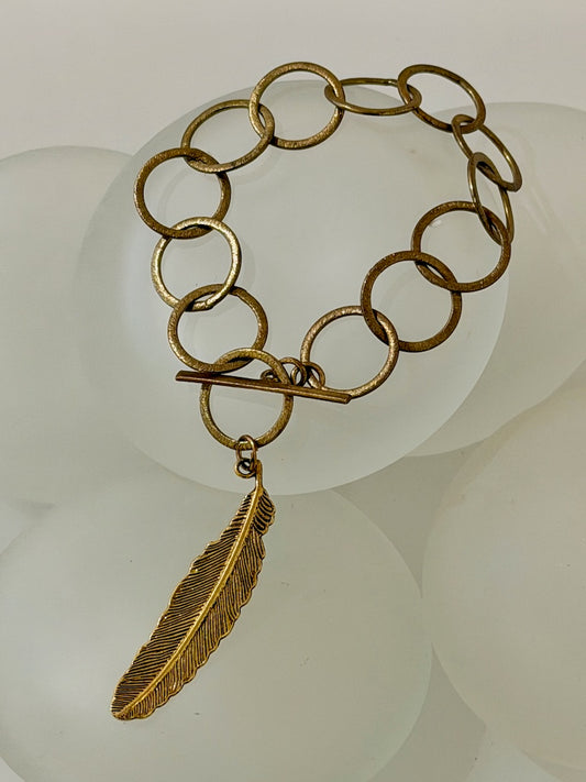 BRASS CIRCLE BRACELET WITH BRASS FEATHER CHARM LCB2035