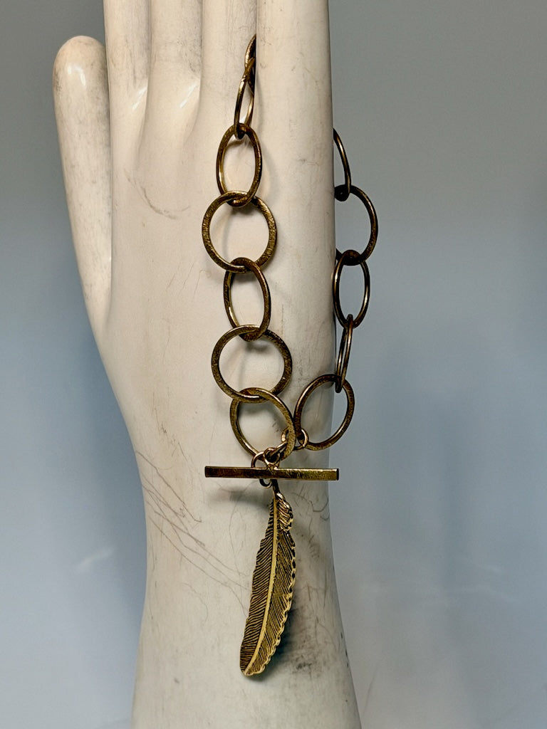BRASS CIRCLE BRACELET WITH BRASS FEATHER CHARM LCB2035