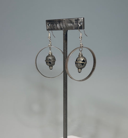 OXIDIZED STERLING SILVER HOOP EARRINGS WITH FOCAL SILVER BEAD EARRINGS LCE1045