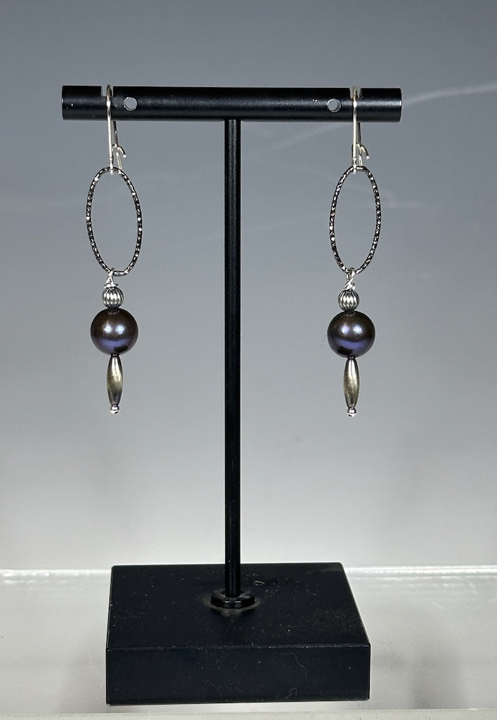 OXIDIZED STERLING SILVER AND PURPLE FRESHWATER PEARL EARRINGS LCE1051