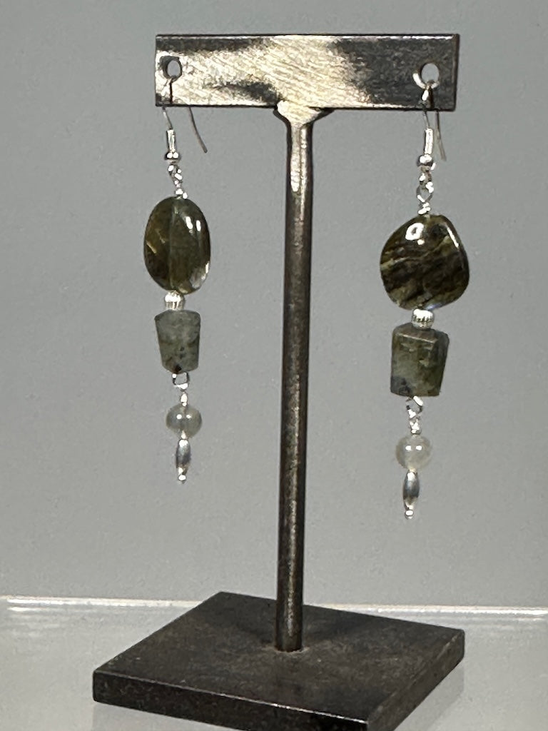 LABRADORITE AND STERLING SILVER DROP EARRINGS LCE1084