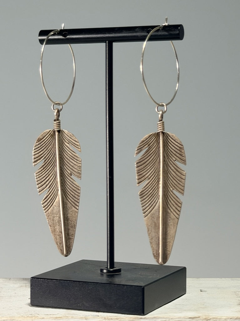 STERLING SILVER HOOP EARRINGS WITH LONG STERLING SILVER FEATHERS LCE2056