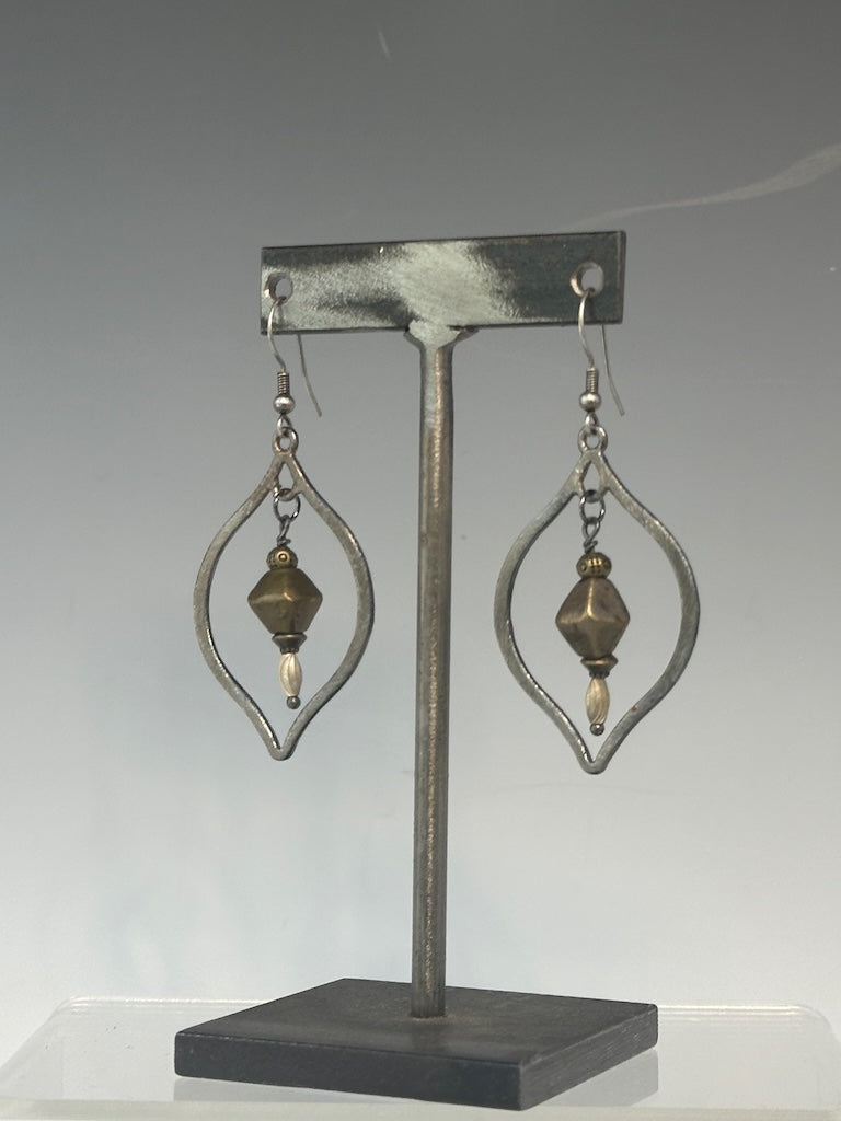 HEMATITE AND BRASS DROP EARRINGS LCE884