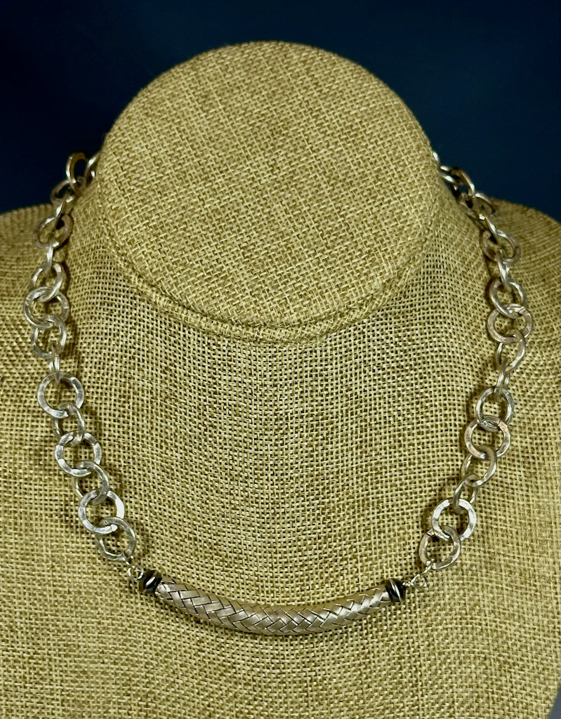 STERLING SILVER WOVEN CURVED BAR NECKLACE WITH OPEN CIRCLE SILVER CHAIN LCN1038