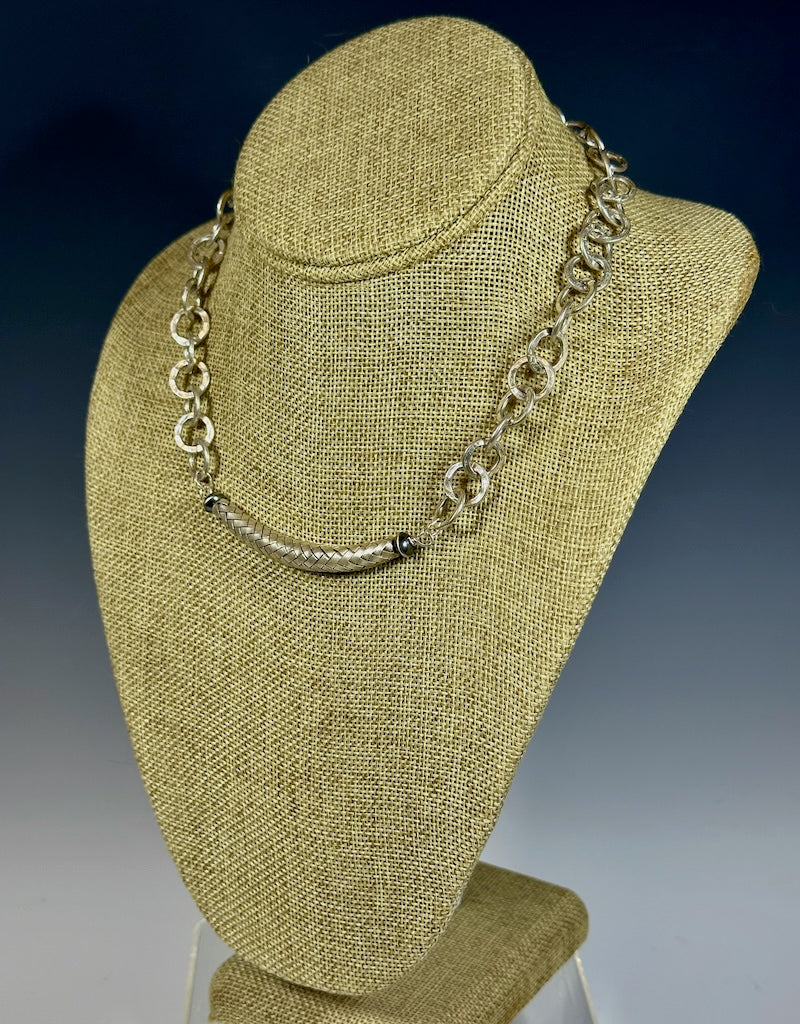 STERLING SILVER WOVEN CURVED BAR NECKLACE WITH OPEN CIRCLE SILVER CHAIN LCN1038