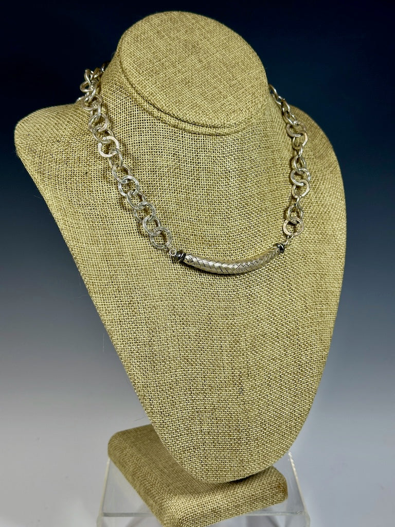 STERLING SILVER WOVEN CURVED BAR NECKLACE WITH OPEN CIRCLE SILVER CHAIN LCN1038