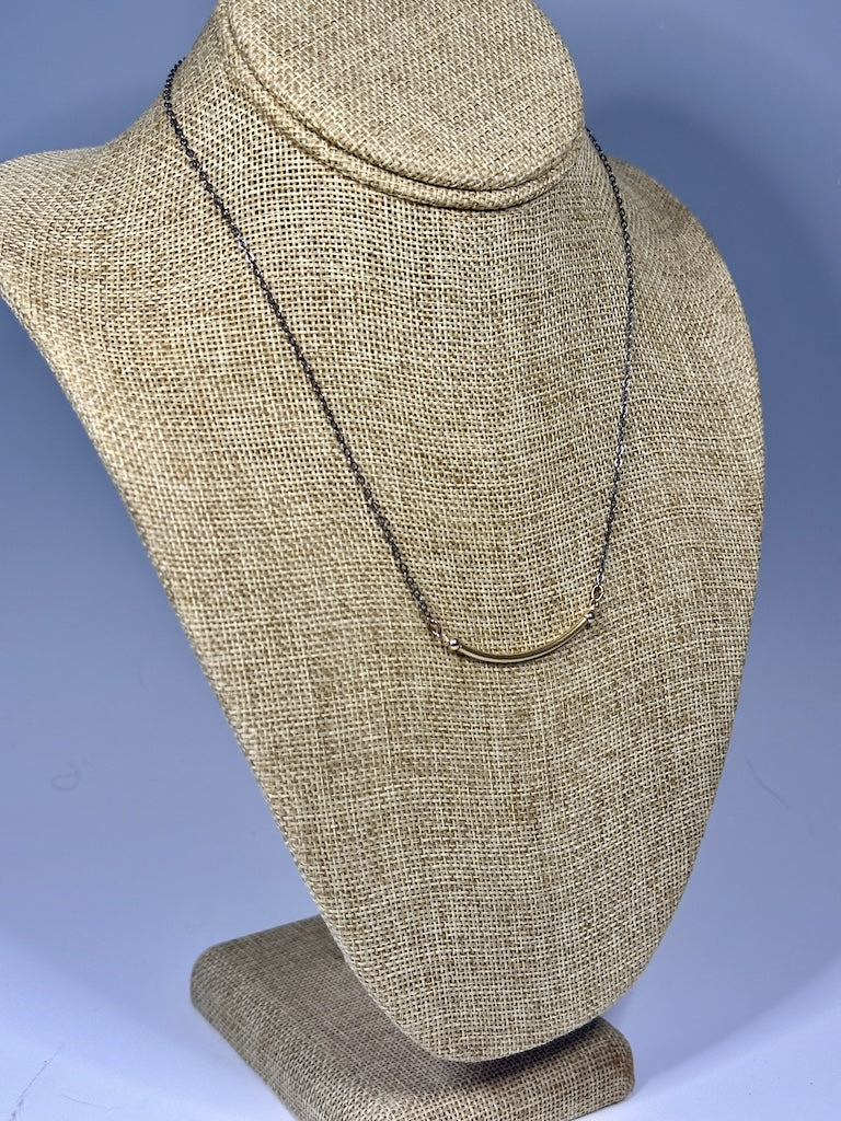 GOLD FILLED STERLING SILVER CURVED BAR NECKLACE WITH OXIDIZED STERLING SILVER CHAIN LCN1067