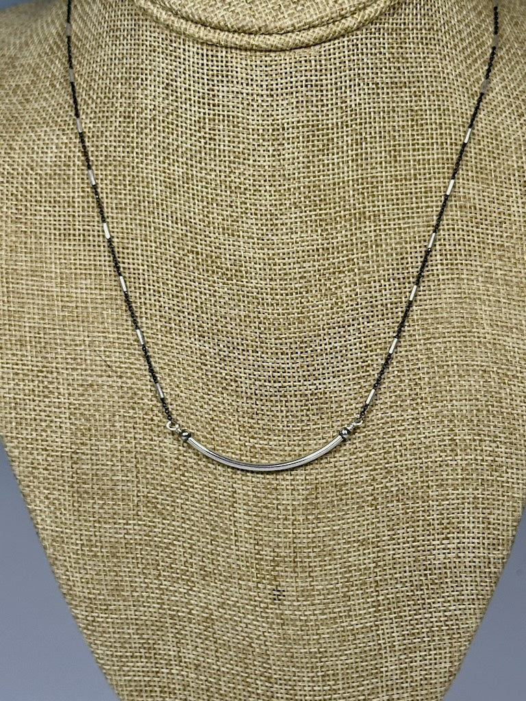 STERLING SILVER CURVED BAR NECKLACE WITH OXIDIZED STERLING SILVER CHAIN LCN1068