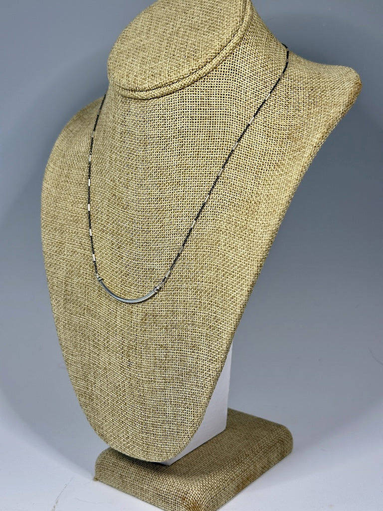STERLING SILVER CURVED BAR NECKLACE WITH OXIDIZED STERLING SILVER CHAIN LCN1068