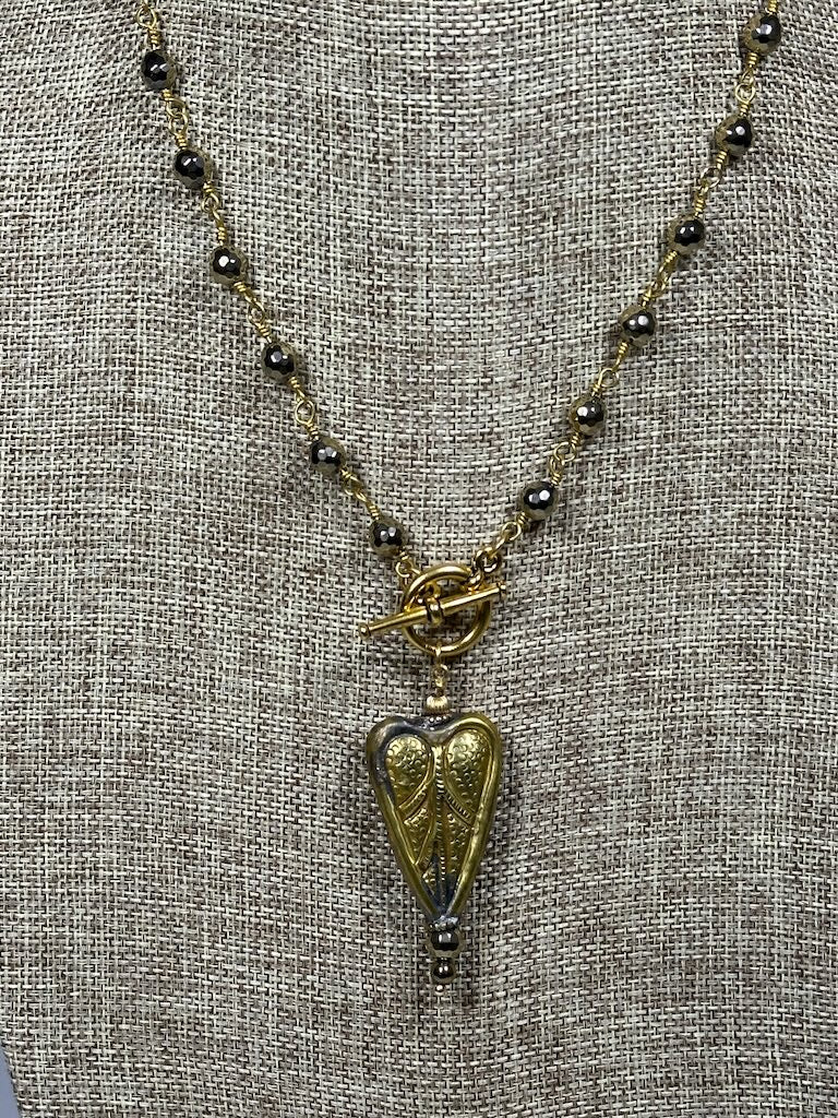 GOLD PRYRITE AND HEART FRONT TOGGLE NECKLACE LCN1078