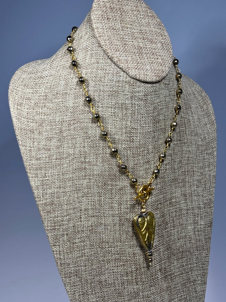 GOLD PRYRITE AND HEART FRONT TOGGLE NECKLACE LCN1078