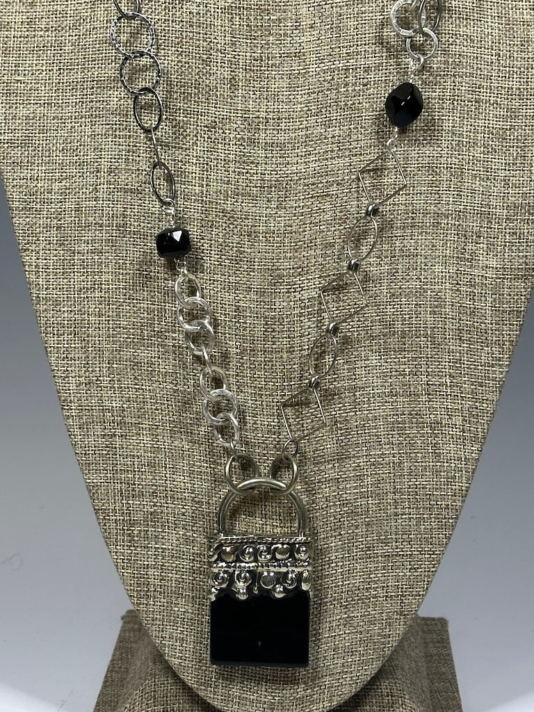 MIXED MEDIA BLACK ONYX STATEMENT NECKLACE LCN1079