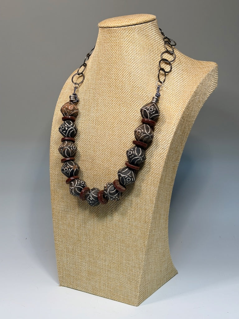 FAIR TRADE BLACK AFRICAN CLAY BEAD AND RED GLASS NECKLACE LCN2033