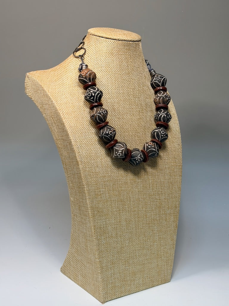FAIR TRADE BLACK AFRICAN CLAY BEAD AND RED GLASS NECKLACE LCN2033