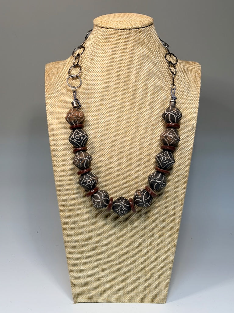 FAIR TRADE BLACK AFRICAN CLAY BEAD AND RED GLASS NECKLACE LCN2033