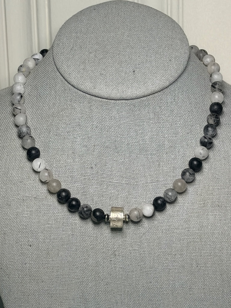 TERMINATED QUARTZ NECKLACE WITH STERLING SILVER CENTER BEAD LCN2077