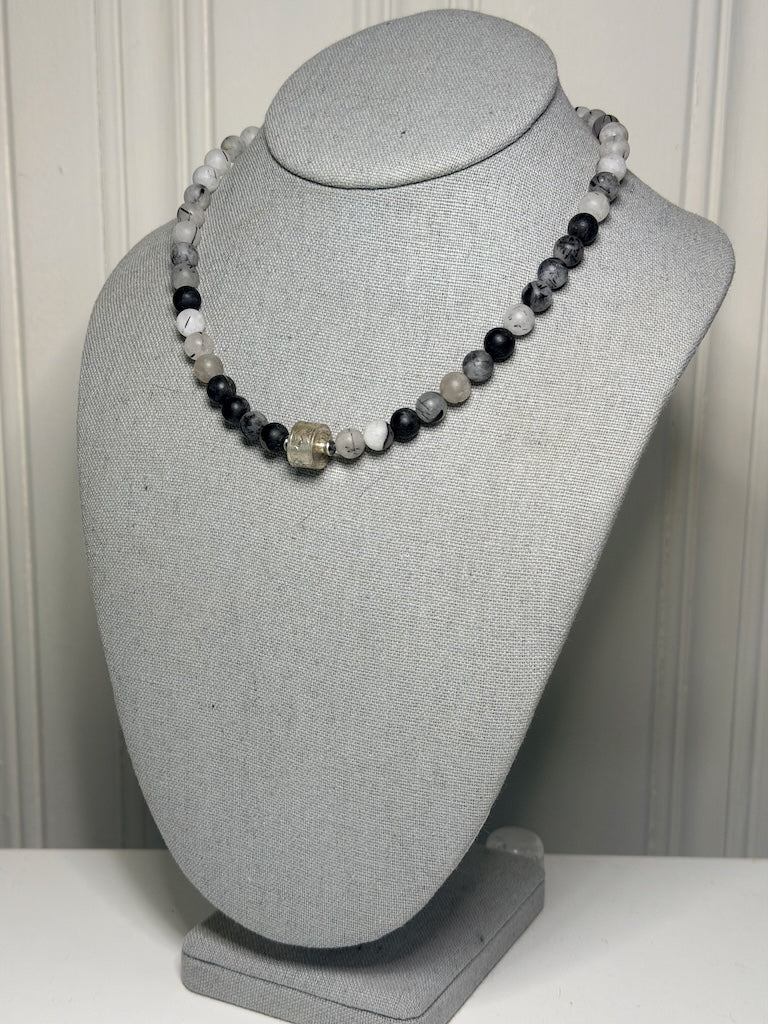 TERMINATED QUARTZ NECKLACE WITH STERLING SILVER CENTER BEAD LCN2077