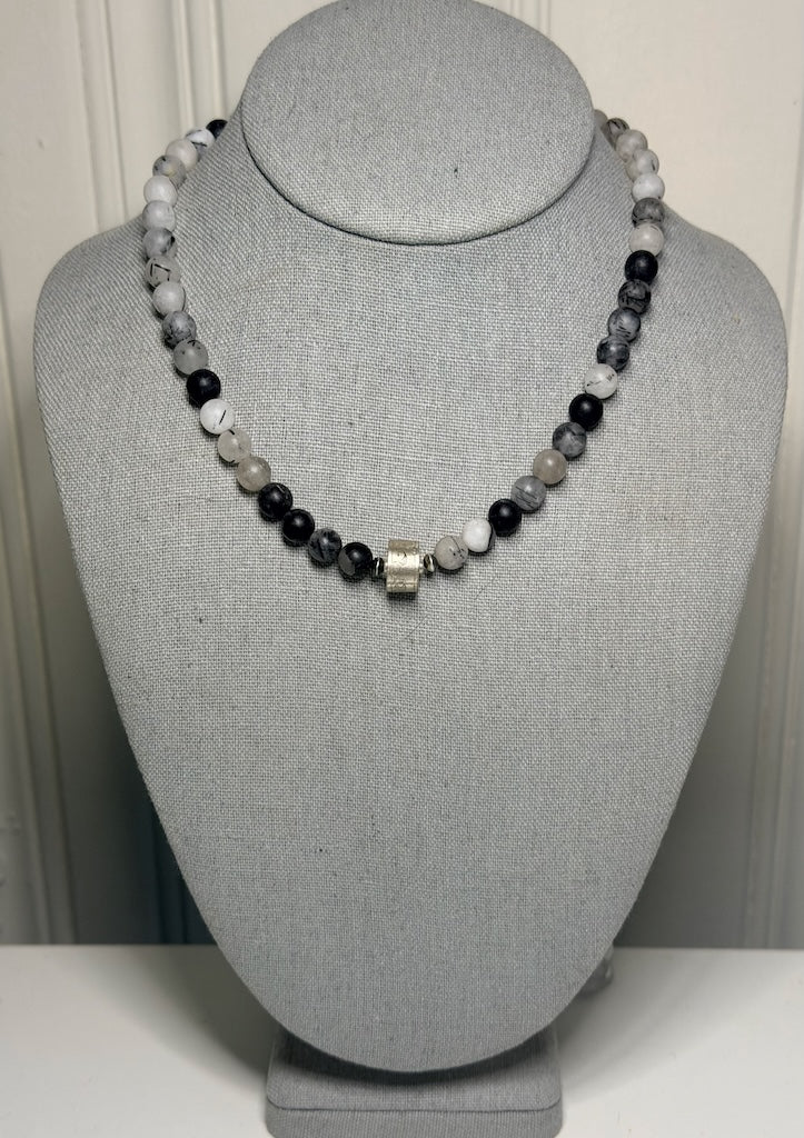 TERMINATED QUARTZ NECKLACE WITH STERLING SILVER CENTER BEAD LCN2077