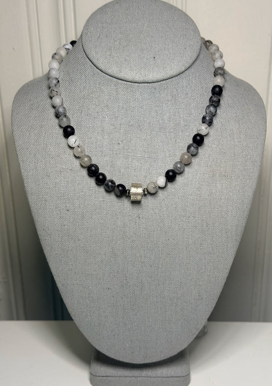 TERMINATED QUARTZ NECKLACE WITH STERLING SILVER CENTER BEAD LCN2077