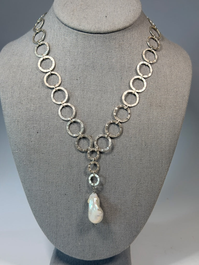 STERLING SILVER RING CHAIN NECKLACE WITH LARGE FRESHWATER PEARL LCN2090