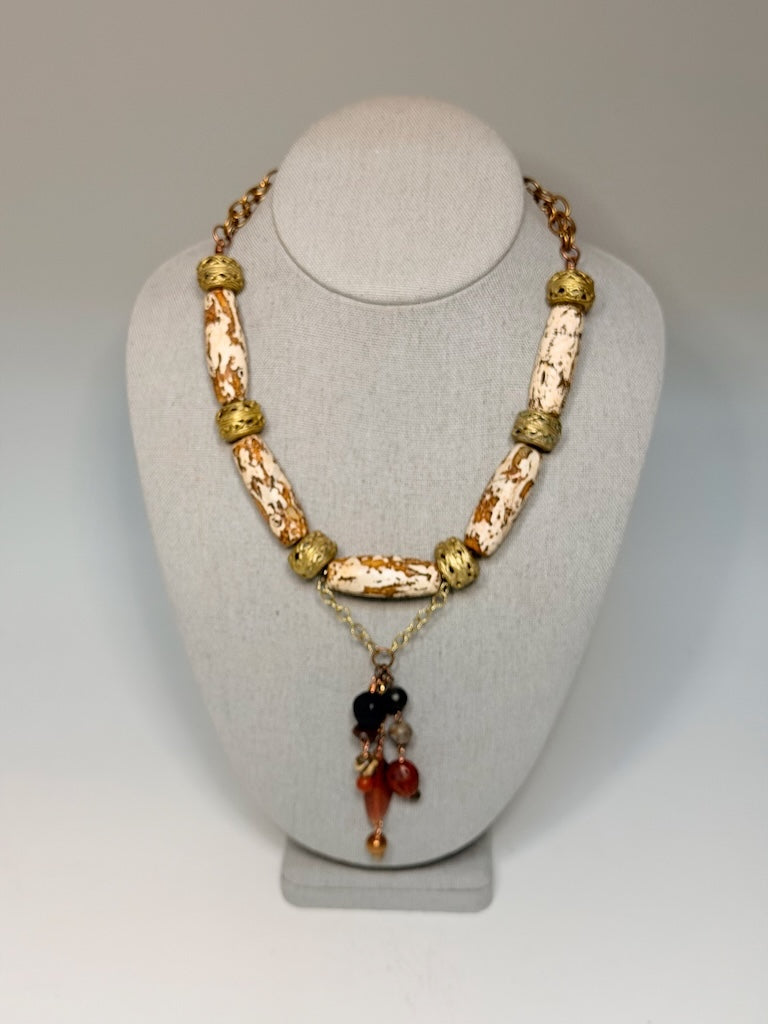 SANDED JASPER AND BRASS NECKLACE WITH CARNELIAN LCN2098