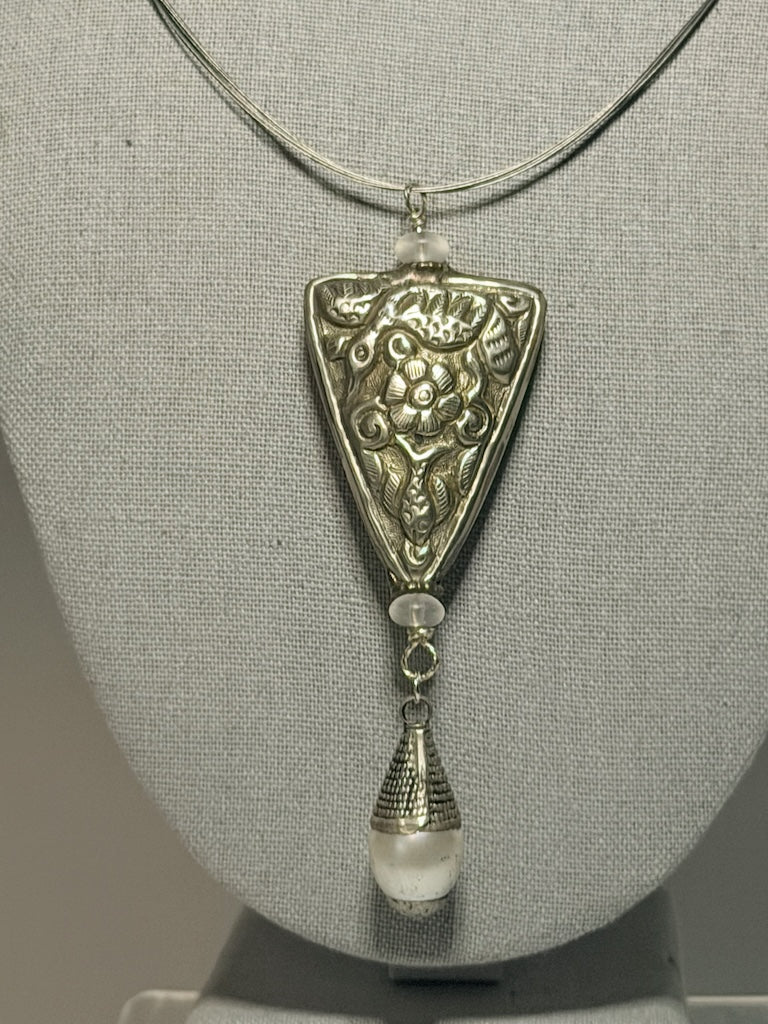 SILVER PENDANT AND PEARL DROP NECKLACE ON STAINLESS STEEL WIRE LCN3030