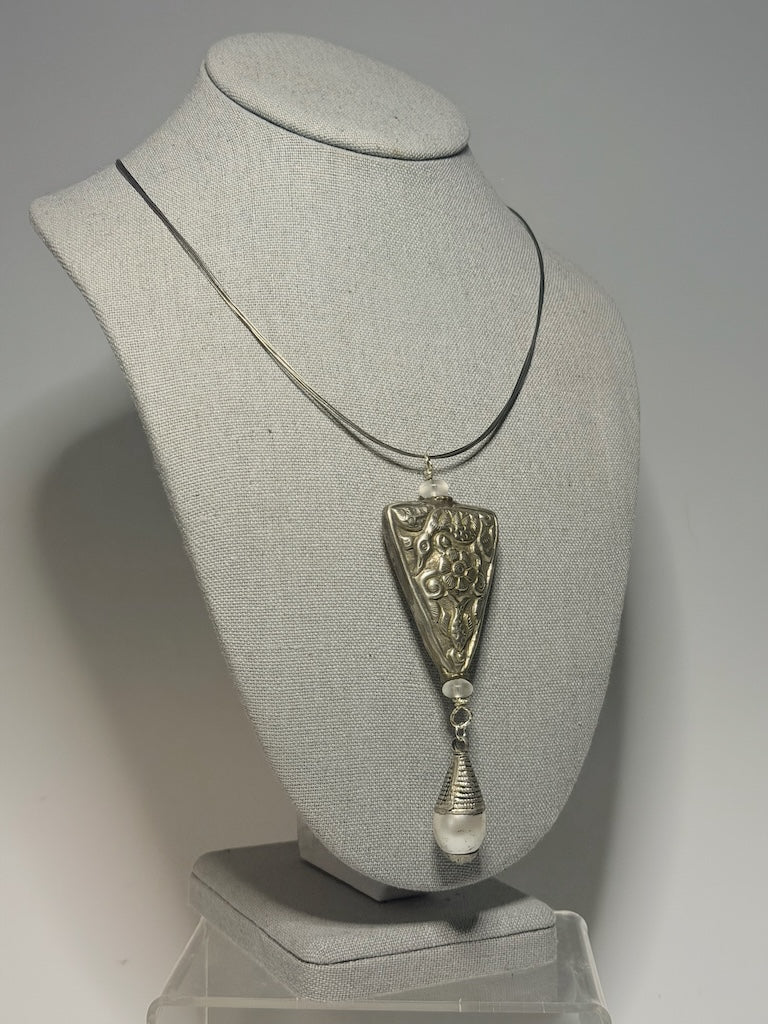 SILVER PENDANT AND PEARL DROP NECKLACE ON STAINLESS STEEL WIRE LCN3030
