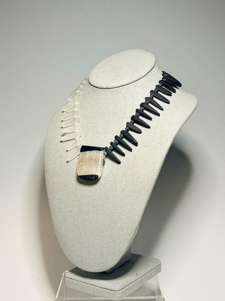 BLACK AND WHITE FROSTED GLASS SPEAR STATEMENT NECKLACE WITH FOCAL PENDANT LCN3038