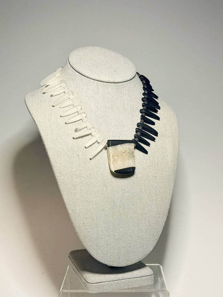 BLACK AND WHITE FROSTED GLASS SPEAR STATEMENT NECKLACE WITH FOCAL PENDANT LCN3038