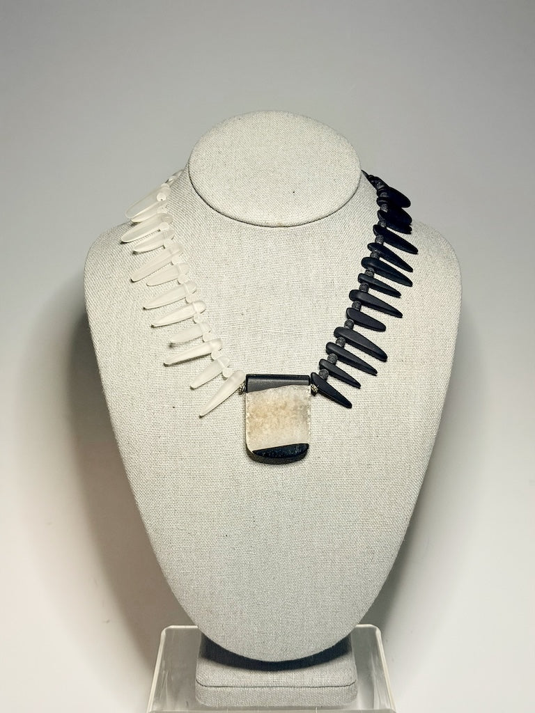 BLACK AND WHITE FROSTED GLASS SPEAR STATEMENT NECKLACE WITH FOCAL PENDANT LCN3038