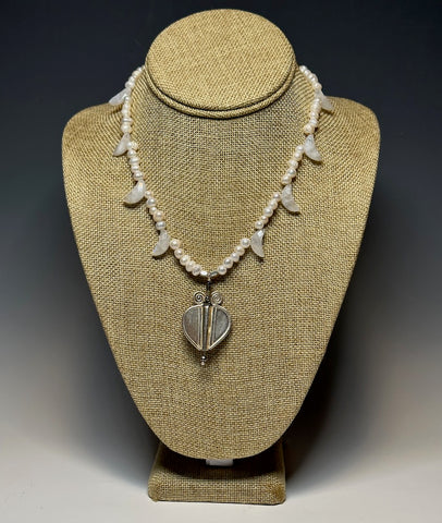 DELICATE PEARL AND MOONSTONE STATEMENT NECKLACE  LCN480