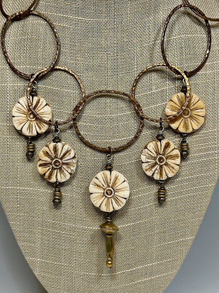 CARVED WOOD FLOWERS AND BRASS STATEMENT NECKLACE LCN551