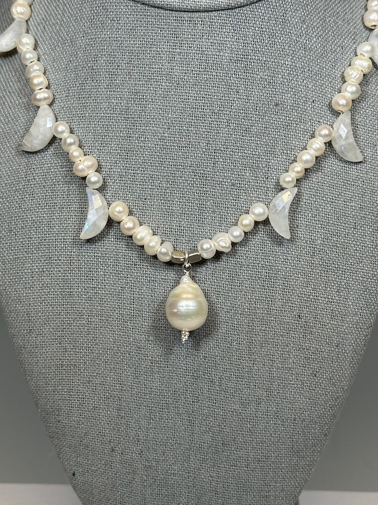 DELICATE PEARL AND MOONSTONE STATEMENT NECKLACE  LCN612