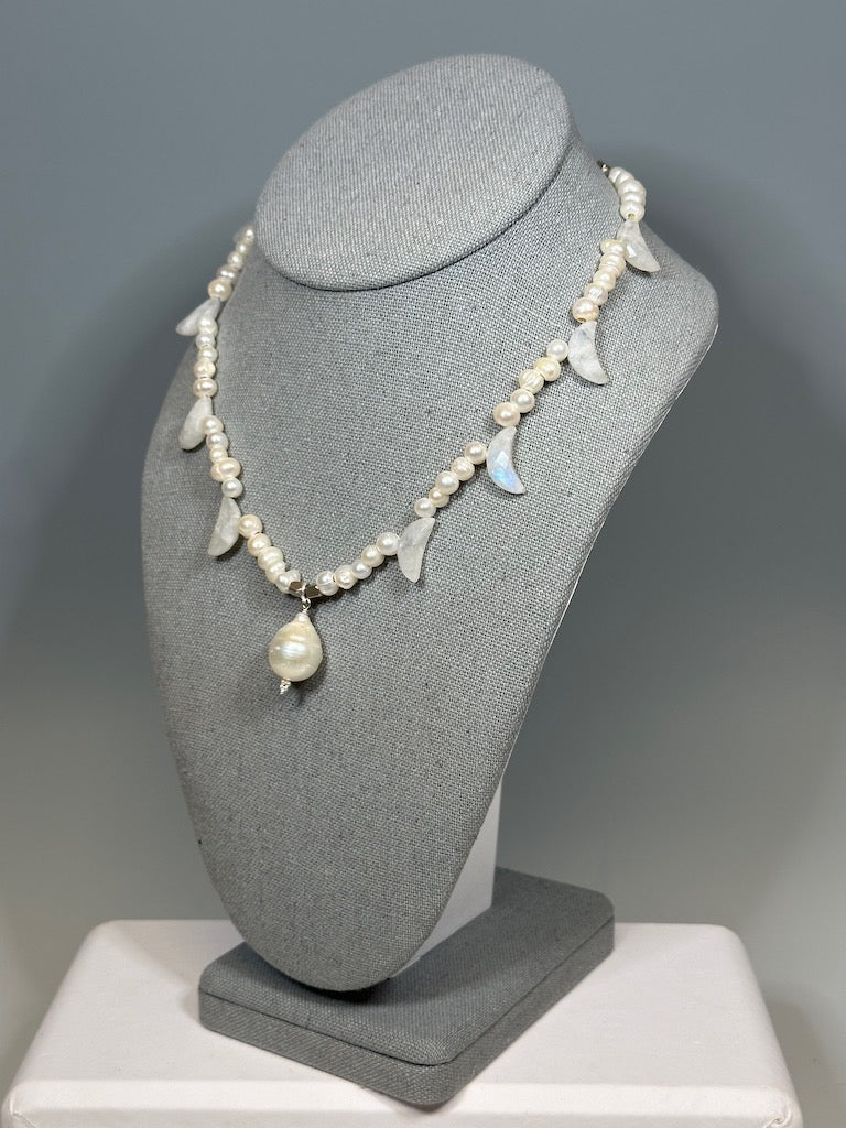 DELICATE PEARL AND MOONSTONE STATEMENT NECKLACE  LCN612