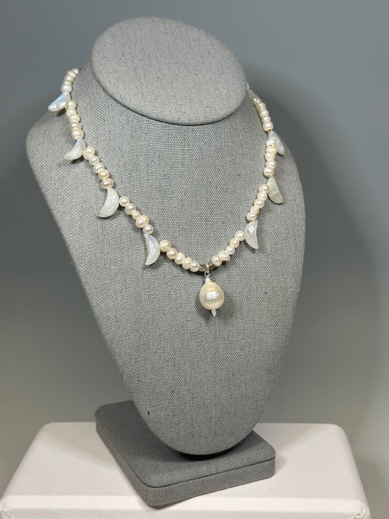 DELICATE PEARL AND MOONSTONE STATEMENT NECKLACE  LCN612