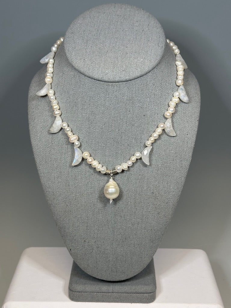 DELICATE PEARL AND MOONSTONE STATEMENT NECKLACE  LCN612