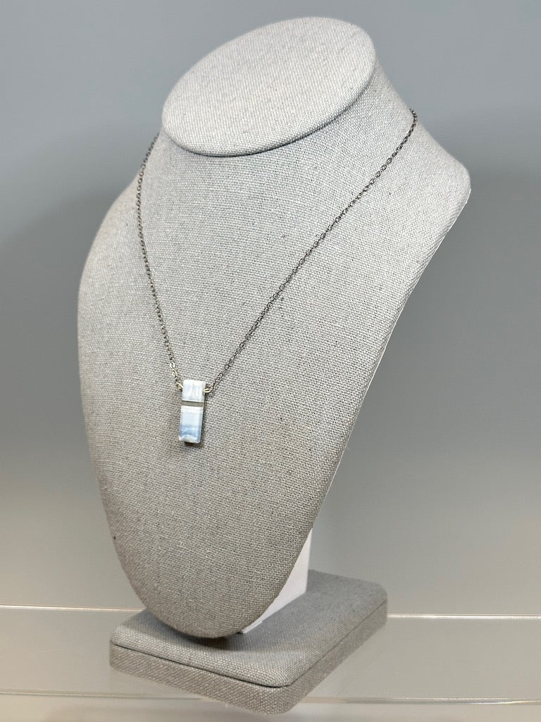 SMALL CALCITE AND STERLING SILVER NECKLACE LCN620