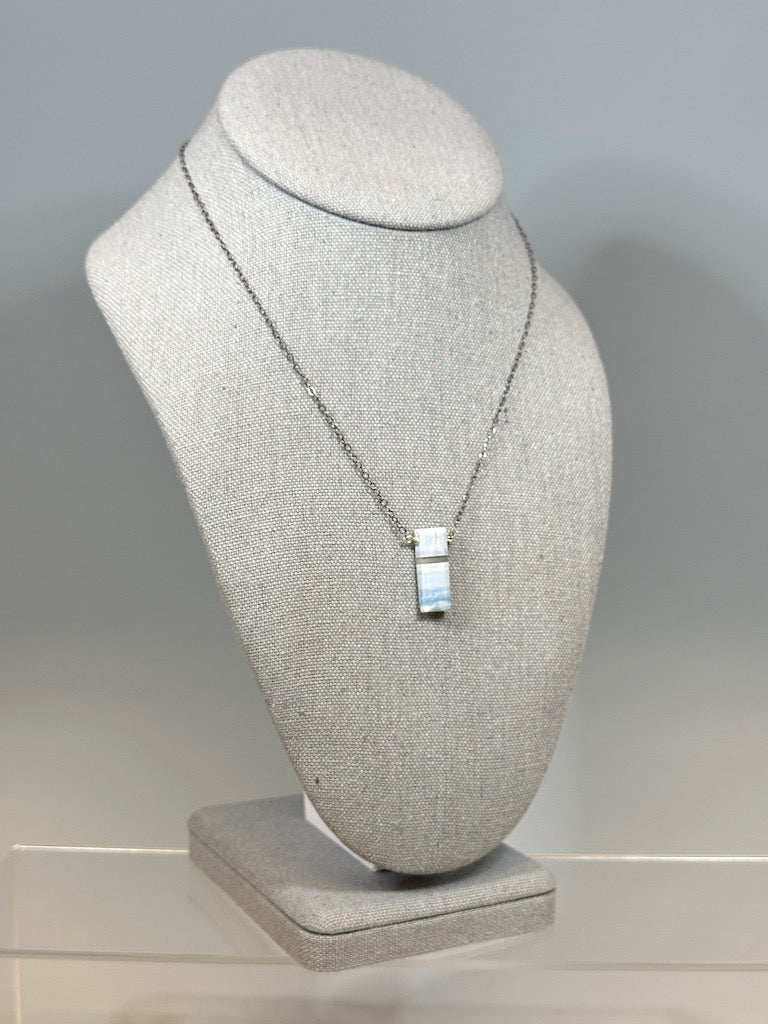 SMALL CALCITE AND STERLING SILVER NECKLACE LCN620