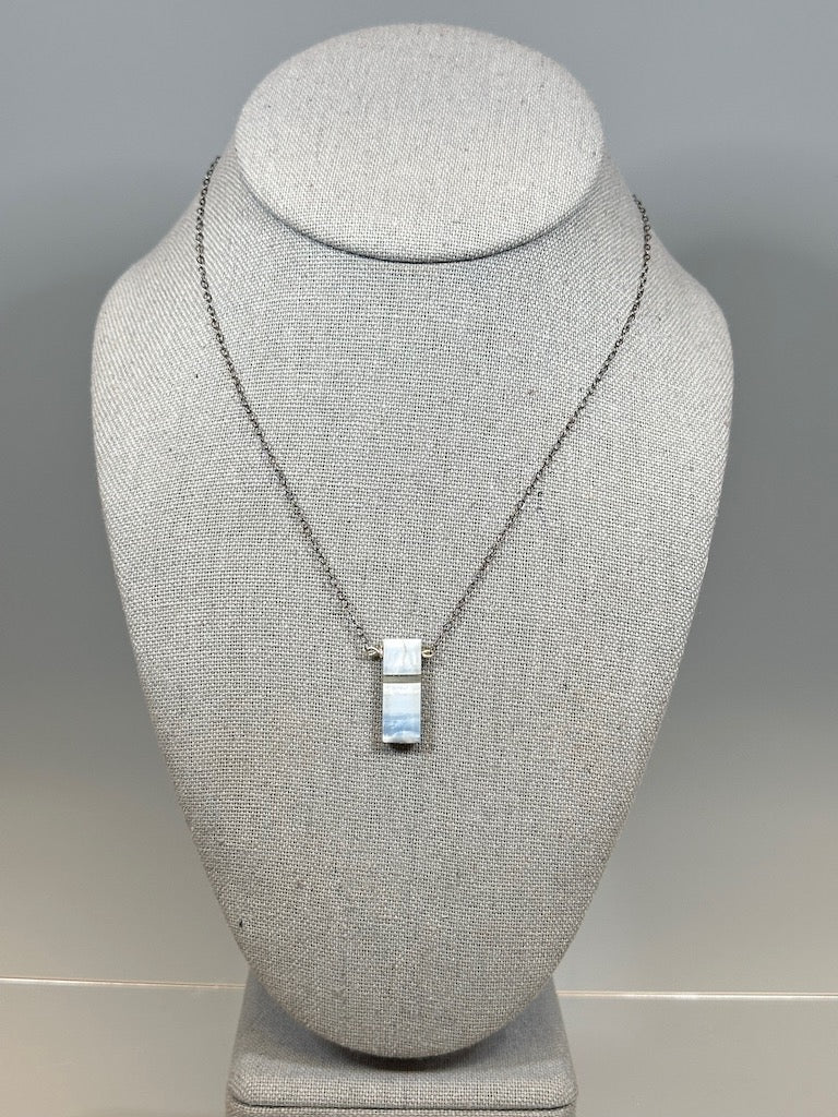 SMALL CALCITE AND STERLING SILVER NECKLACE LCN620