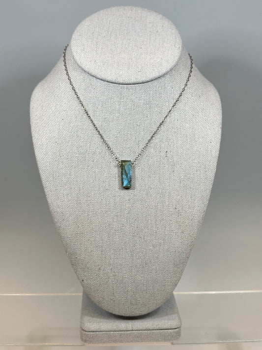 SMALL LABRADORITE AND STERLING SILVER NECKLACE LCN621