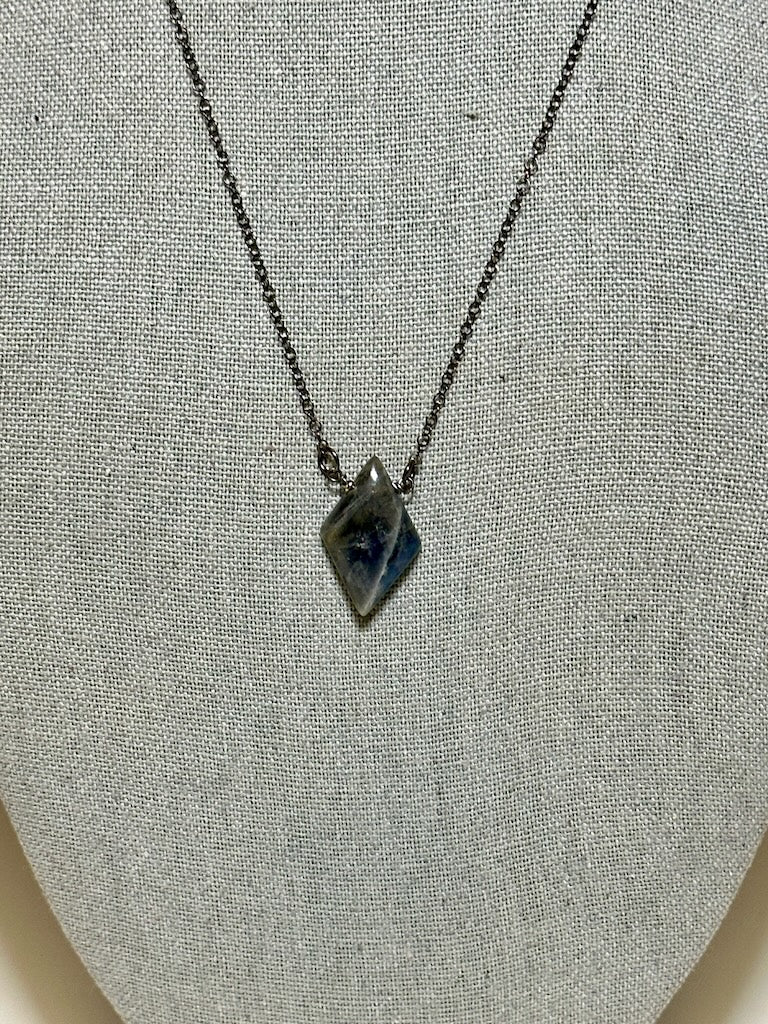 DIAMOND SHAPED LABRADORITE AND OXIDIZED SS CHAIN NECKLACE LCN645